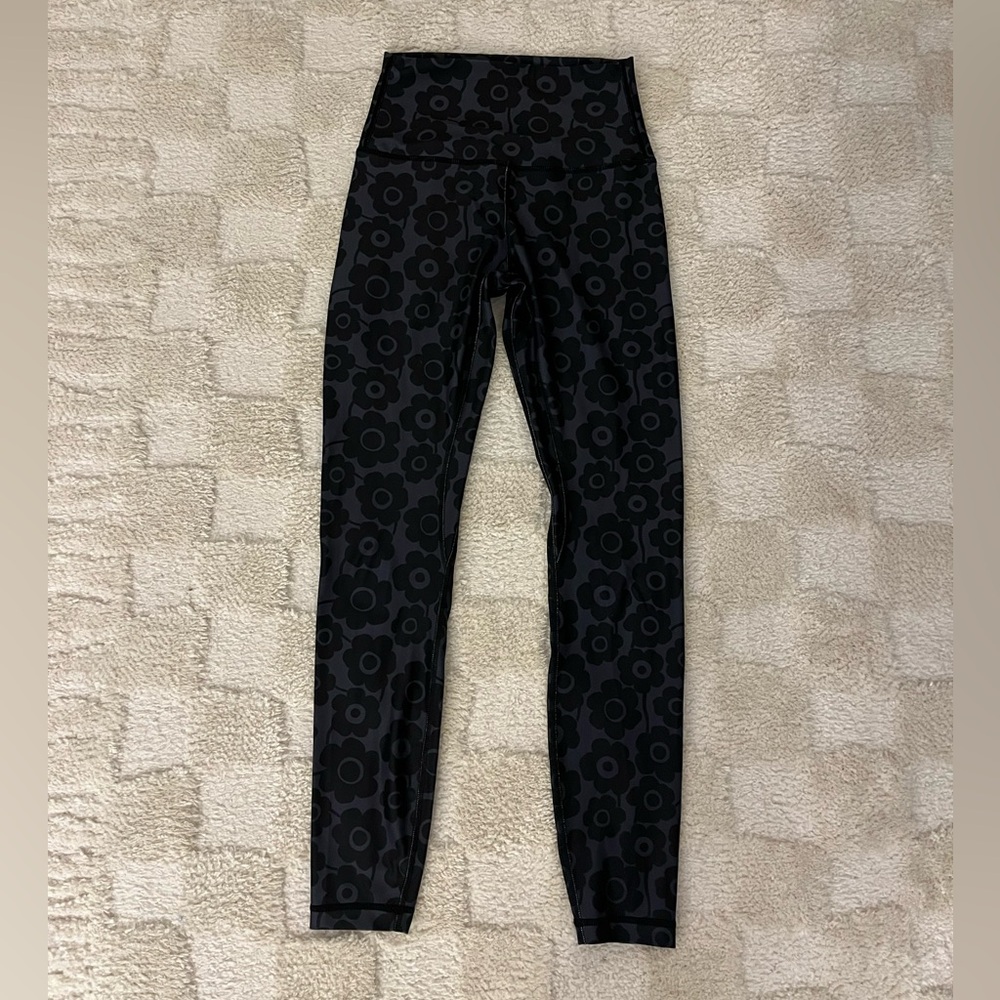 Pink Lily Black/Gray Floral Leggings